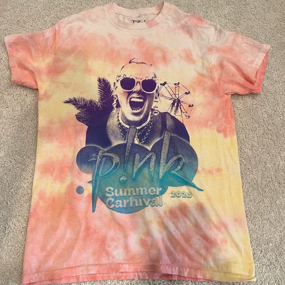 Never worn! PINK Summer Carnival 2023 tour tshirt